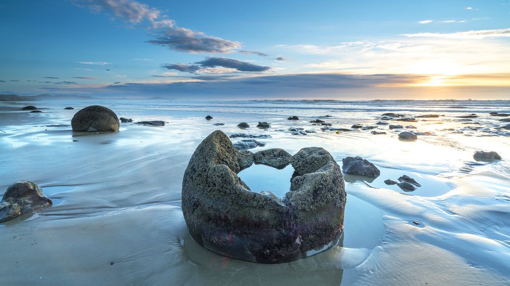 FOTO: Novozélandskou pláž zdobí tajemné balvany. Připomínají dělové koule